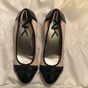 Anne Klein sport, size 9m. Off white and black. Only worn once.